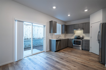 Balcony space off of kitchen and living area - Photo Gallery 6