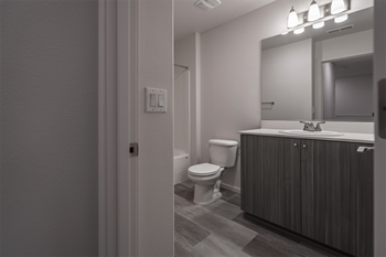First floor full guest bathroom - Photo Gallery 6