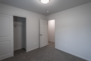 Guest bedroom with lots of closet space - Photo Gallery 15