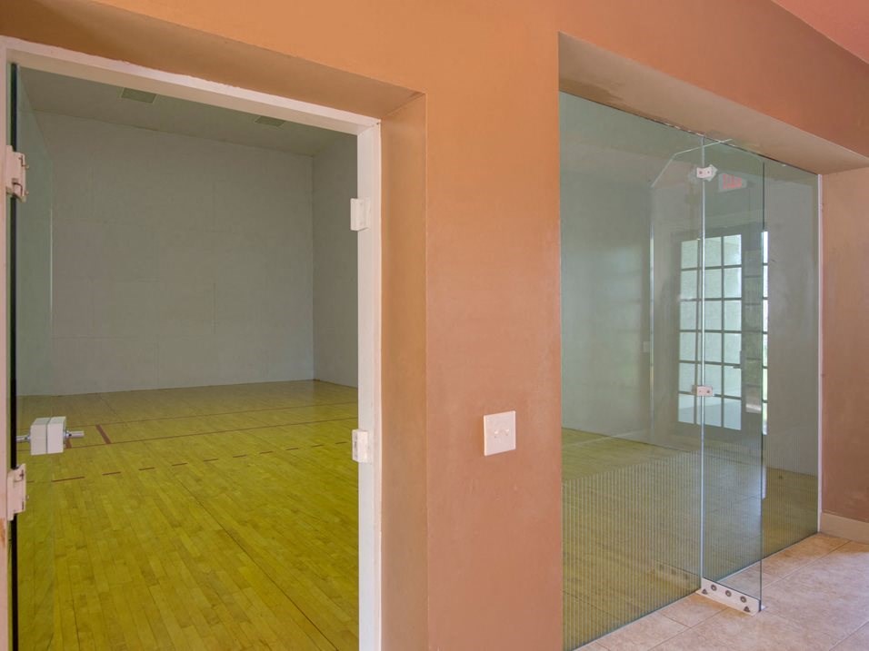 Large room at Banyan Pointe, Coconut Creek