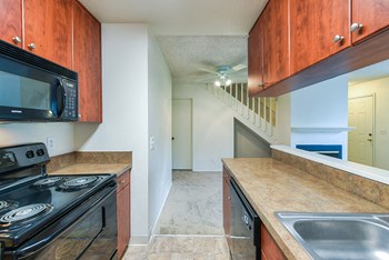 Kitchen with appliances and view to living room - Photo Gallery 5