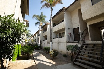 Balconies and landscaping - Photo Gallery 3