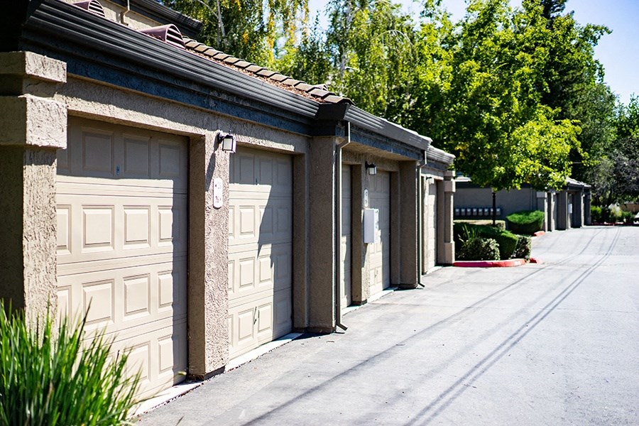 Cobble Oaks in Goldriver CA detached garages 
