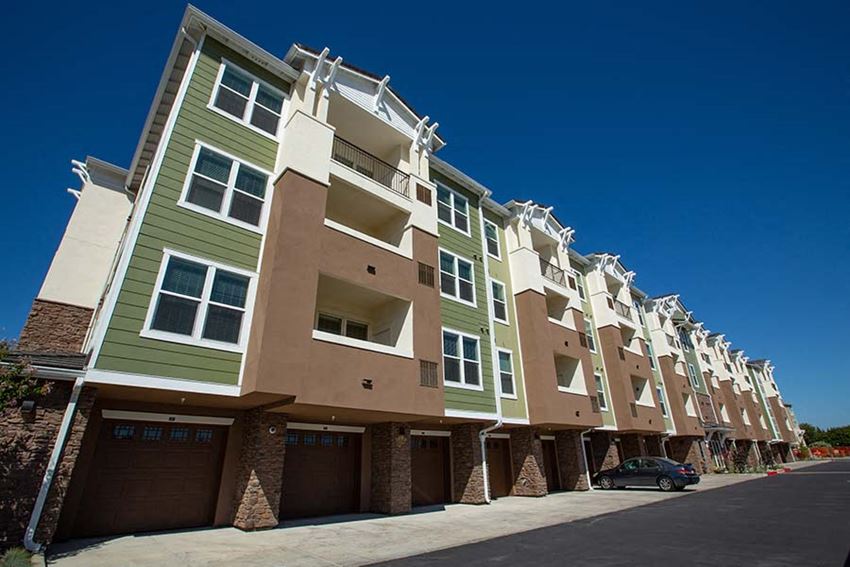 Exterior building with garages l Sacramento CA Apartment Rentals