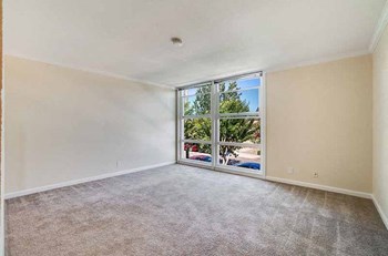 Living room with window - Photo Gallery 4
