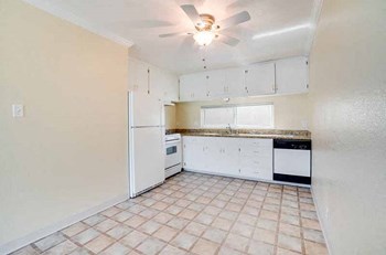 Full kitchen view - Photo Gallery 2