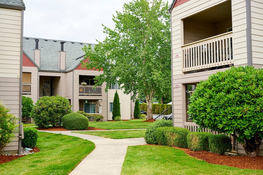 Beautifully Landscaped Grass Courtyard at Devonwood and First Place Apartments, Washington, 98604