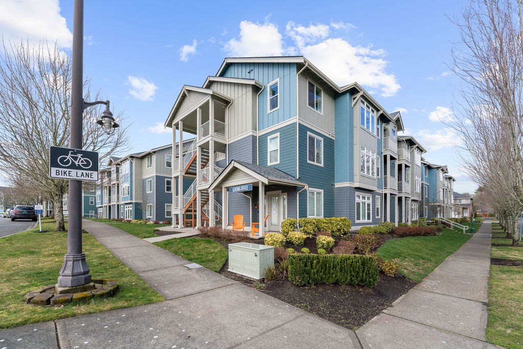 a street sign in front of a row of houses
