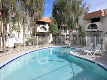 Pool view with seating - Photo Gallery 6