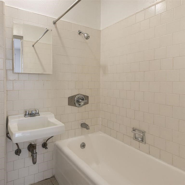 Tub and sink in bathroom