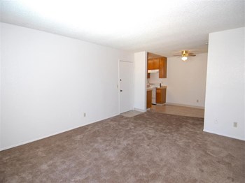 Living room and kitchen - Photo Gallery 6