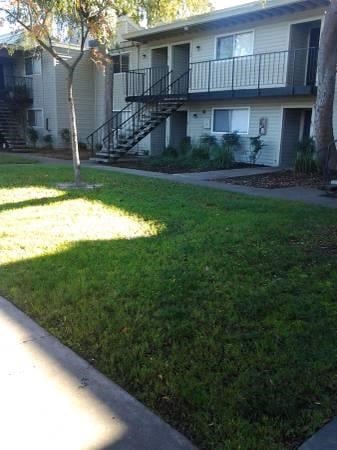 Beautiful grounds at Ashley Park Apartments in Stockton, CA
