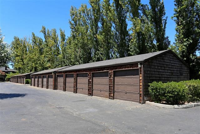 Garages available at Harbor Isle apts in Stockton, CA