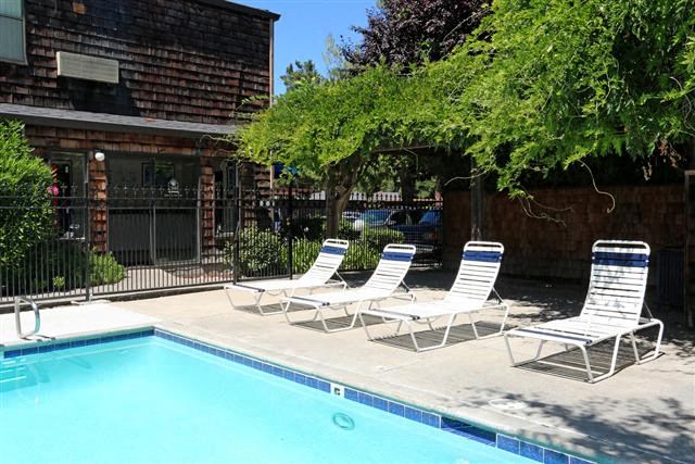 Lounge by the pool at Harbor Isle | Stockton, CA