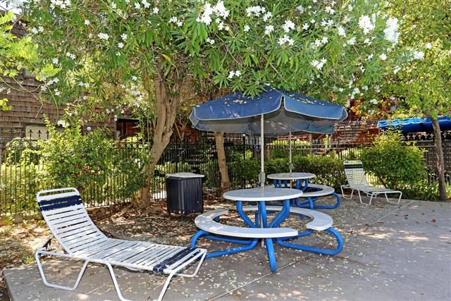 Lounge Chairs and Picnic Table| Harbor Isle Apartments in Stockton, CA 95219