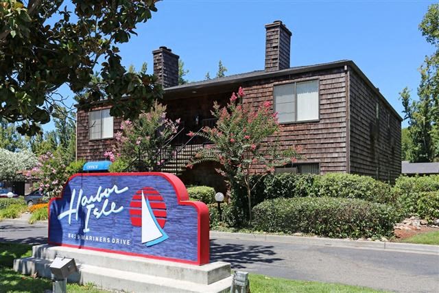 Monument sign at Harbor Isle in Stockton, CA