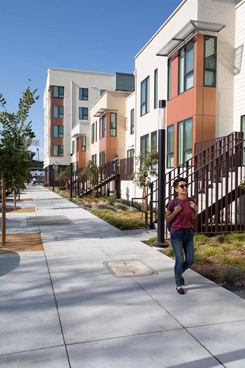 Exterior building view of sidewalk - Photo Gallery 3