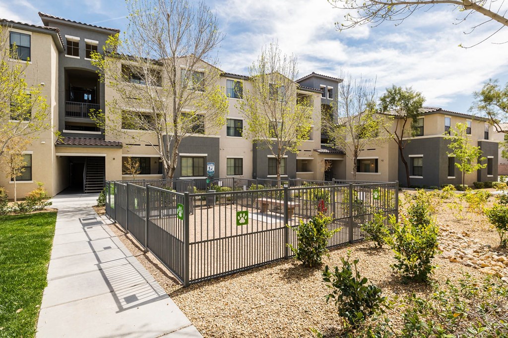 courtyard and exterior at CHANDLER APARTMENT HOMES, Las Vegas