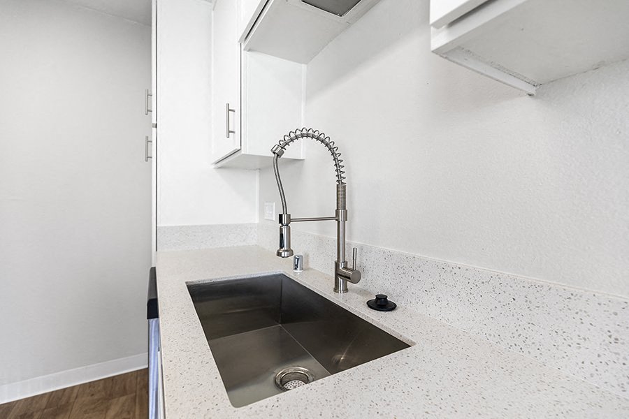 RIVIERA DE VILLE APARTMENTS