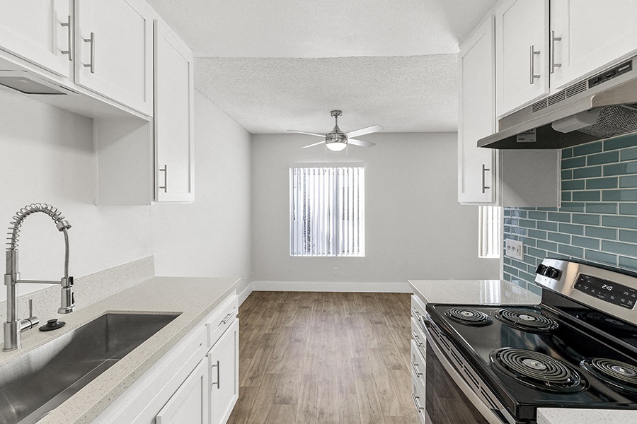 RIVIERA DE VILLE APARTMENTS