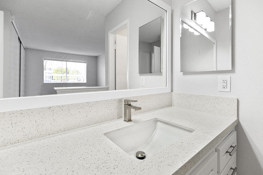 RIVIERA DE VILLE APARTMENTS