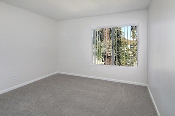 Bedroom with a window - Photo Gallery 6