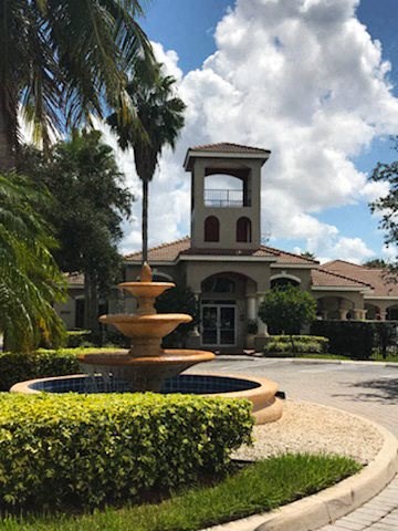 Water feature near office Crossing University Miami Gardens in Florida