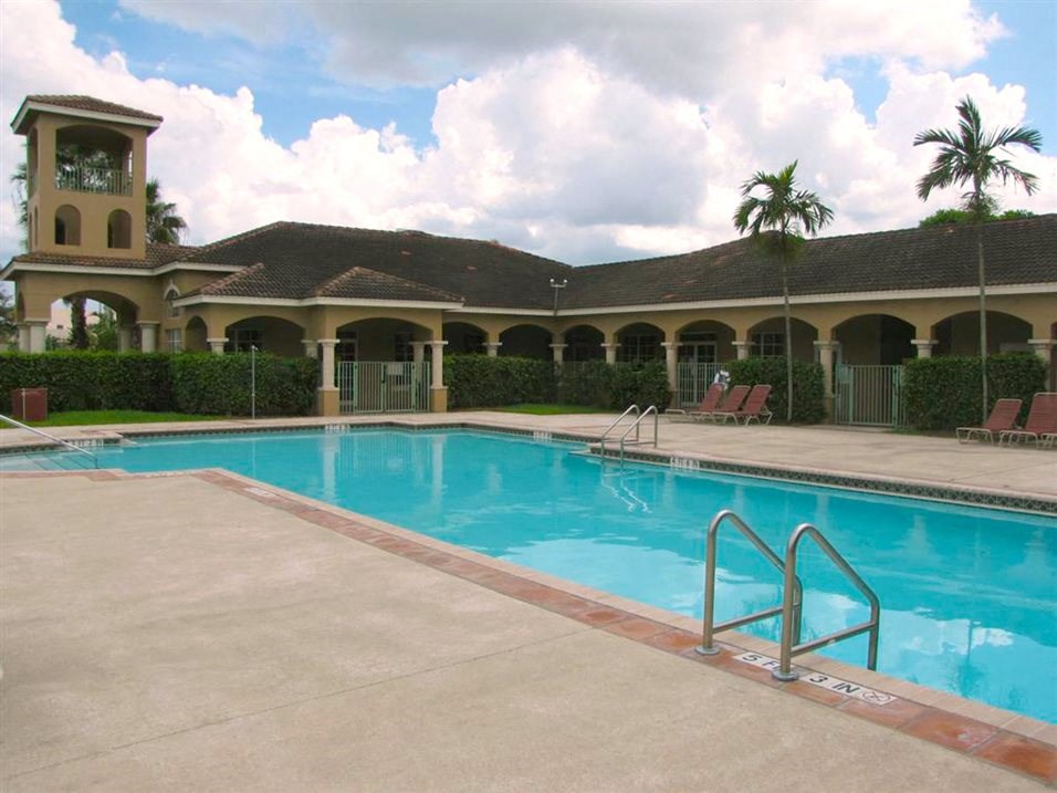Pool with lounge chairs Crossing University Miami Gardens in Florida