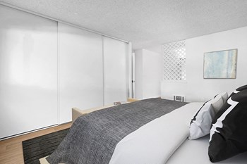Bedroom with wood floors - Photo Gallery 6