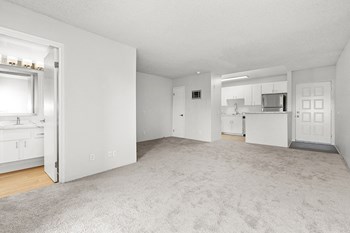 Carpeted living room by kitchen - Photo Gallery 4