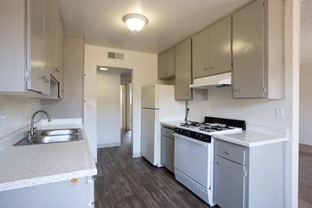 Full kitchen with double sinks and stove. - Photo Gallery 3