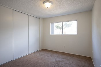 Spacious bedroom and closet - Photo Gallery 6