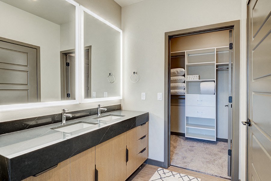 Double R bathroom with dual vanity