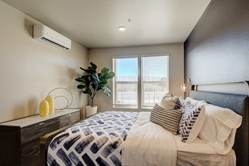 Double R bedroom with large windows - Photo Gallery 19