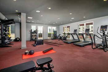 Fitness room with cardio equipment - Photo Gallery 6