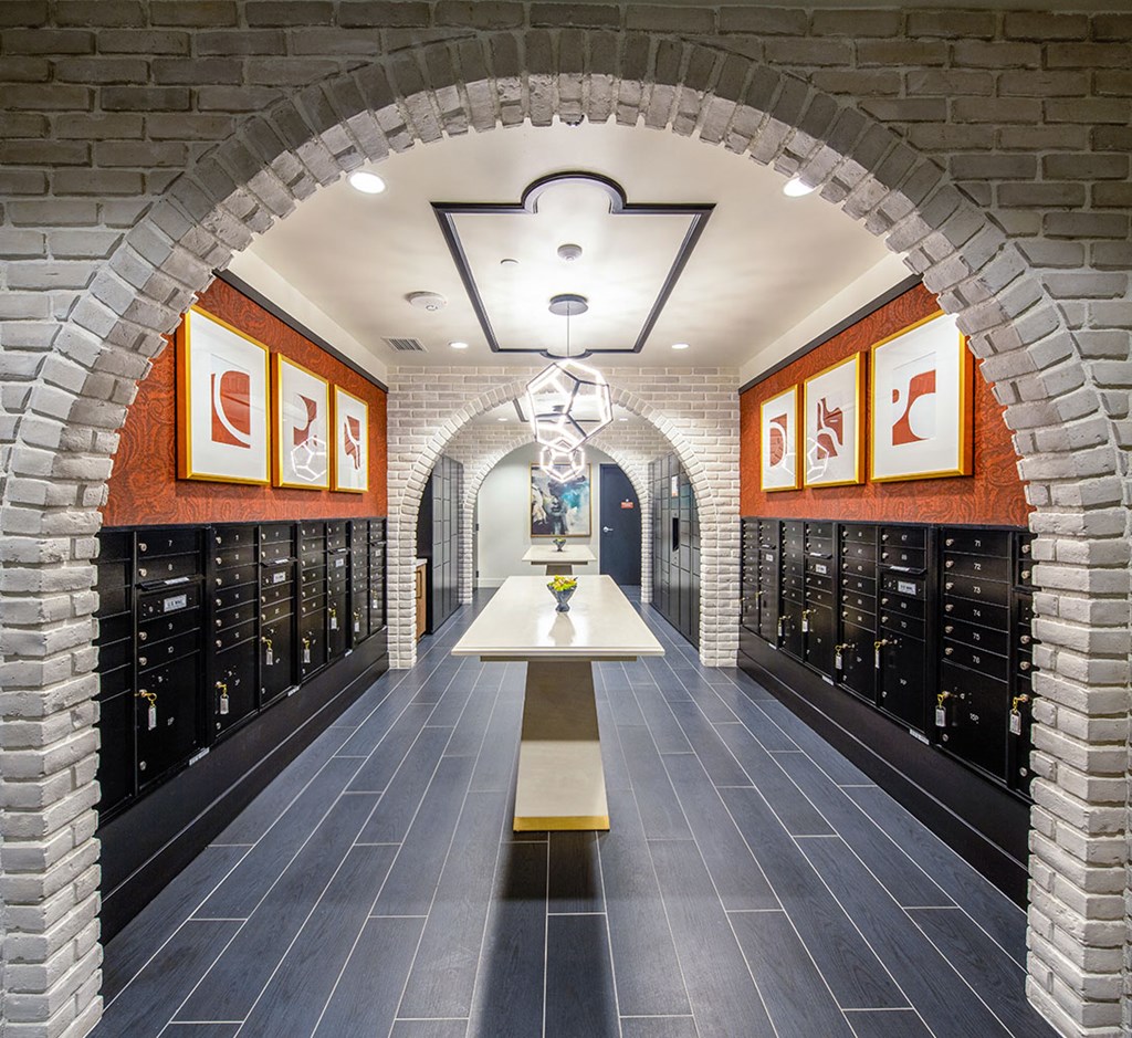 Leasing lobby with mail area 