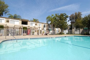 Pool with seating - Photo Gallery 6
