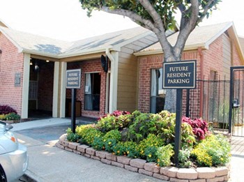 Leasing Office at Villa Ana in Houston, TX