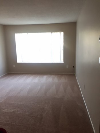 Bedroom with window - Photo Gallery 6