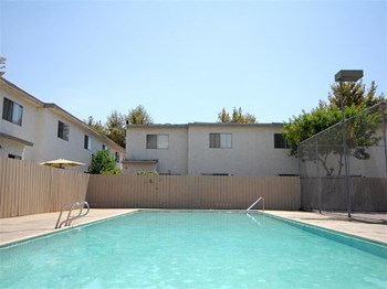 Pool with seating - Photo Gallery 4