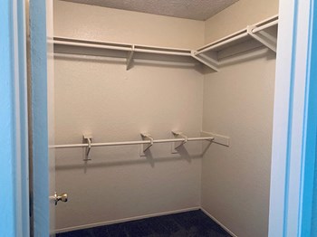Large closet - Photo Gallery 6