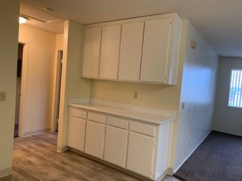 Large are of cupboards - Photo Gallery 3