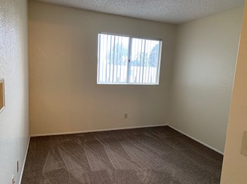 Bedroom with a window - Photo Gallery 2