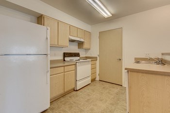 Large Kitchens at Falls Creek Apartments | Couer D'Alene, ID 83815 - Photo Gallery 9