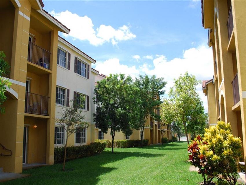 Grass area between buildings Eagles Pointe in Pompano Beach Florida - Photo Gallery