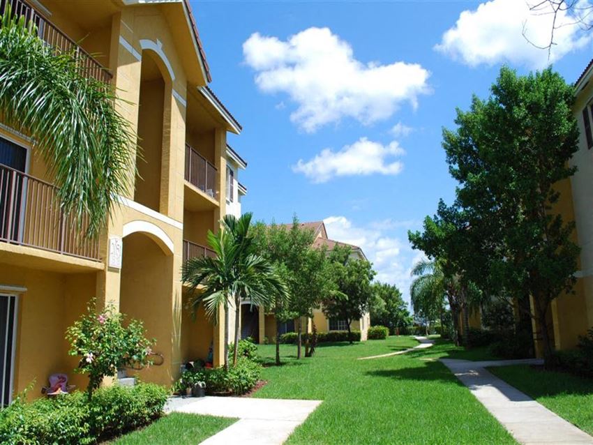 Grass area between buildings Eagles Pointe in Pompano Beach Florida - Photo Gallery