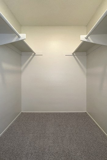Large closet with shelves - Photo Gallery 6