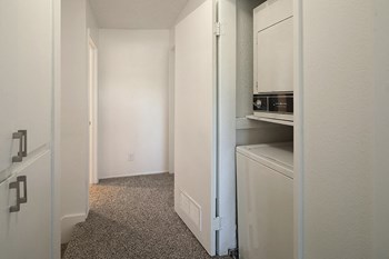 Hallway with washer and dryer - Photo Gallery 3