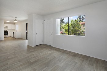 Large window in living room - Photo Gallery 5