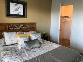 bedroom with closet - Photo Gallery 26